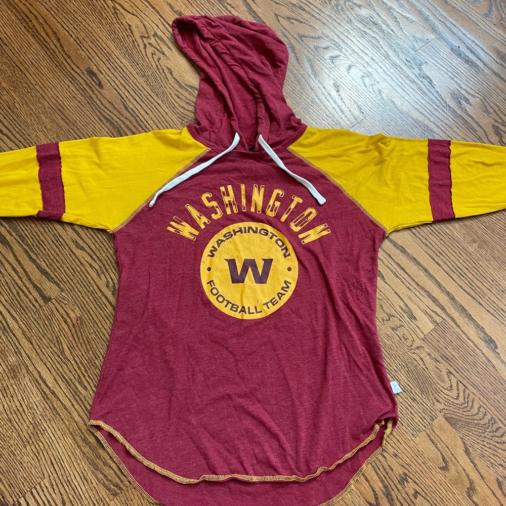 Women’s Touch Size Medium Washington Football Shirt Hoodie.  Excellent, like-new